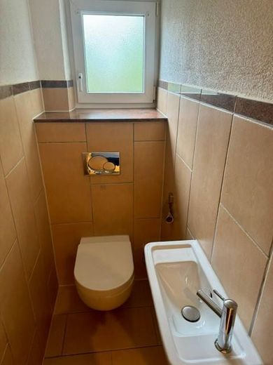 Verzorgd 4-kamer appartement met balkon en twee parkeerplaatsen – WC