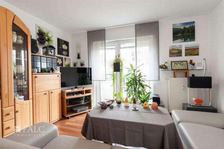 Ruhig und zentral wohnen in Köln-Zollstock! – Wohnzimmer mit Zugang Balkon