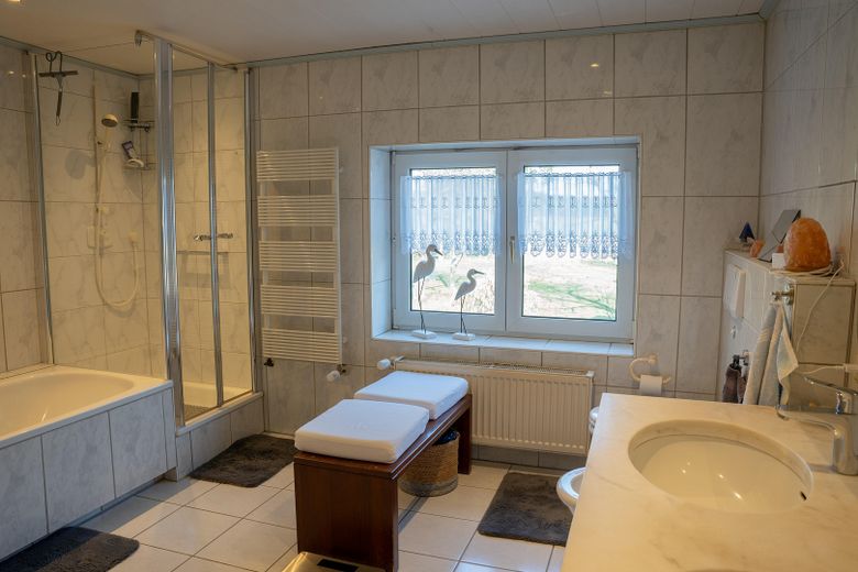 Badezimmer OG mit Gartenblick