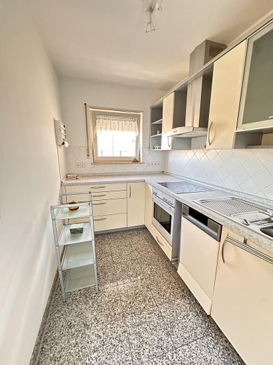 Schöne und helle 2,5 teilmöblierte Zimmer-Wohnung mit Küche, Balkon und Tiefgarage in Leonberg – Foto 8