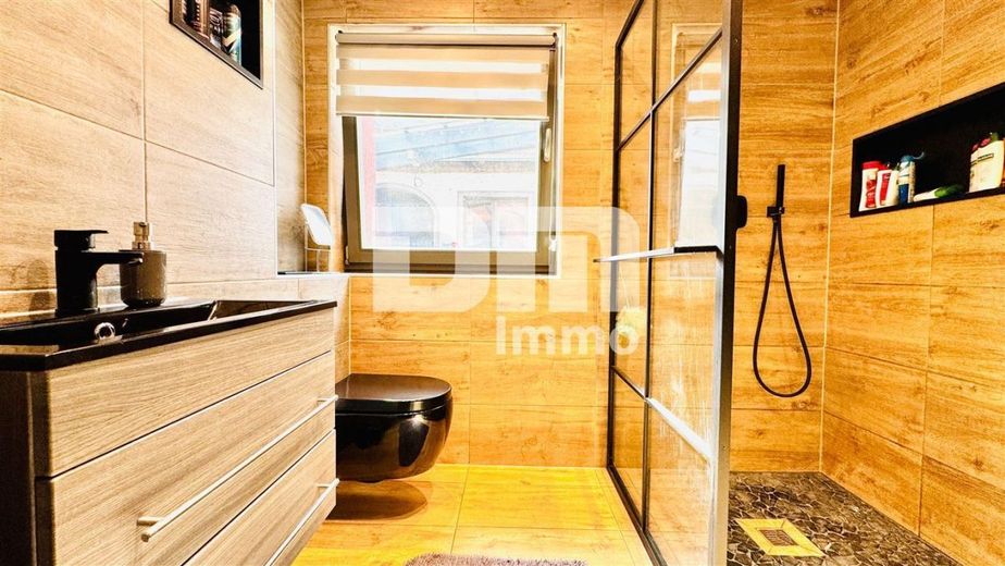 Schönes Wohnhaus mit Doppelgarage, Terrasse und Nebengelass in Traumlage – Badezimmer / Dusche ebenerdig