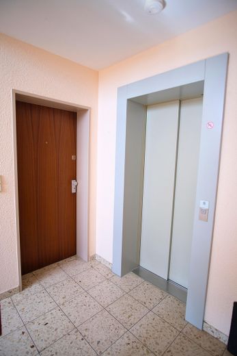 Wohnungtür / Aufzug
