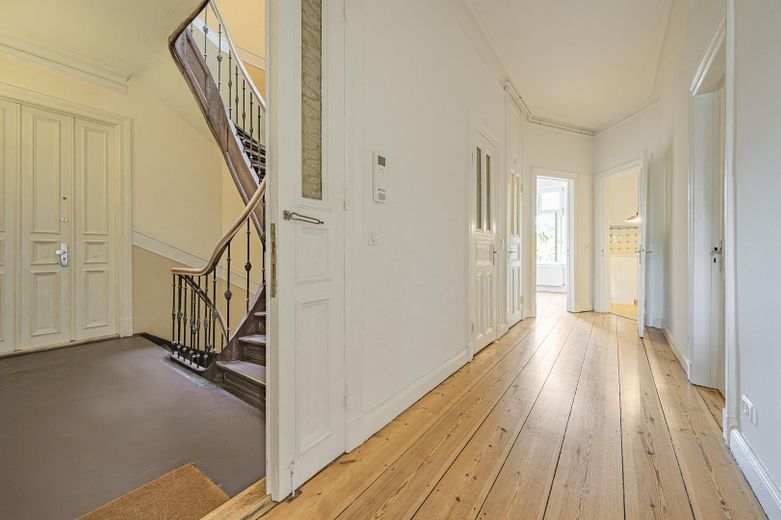 Bezugsfertiger Altbau mit Süd-West-Balkon,  Weitblick & Jugendstil-Charme – Foto 5