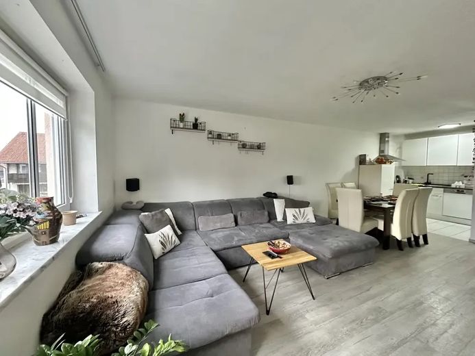 Appartamento di 3 locali senza provvigione con balcone esposto a sud, posto auto in garage sotterraneo e riscaldamento a pavimento – Wohnzimmer