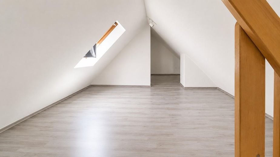 Renovated studio apartment with pointed gable and good university connections – Spitzboden / Abstellbereich