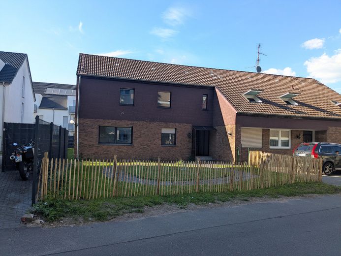 Duże mieszkanie 150 m² w pobliżu RWTH Uniklinikum Campus: duży ogród i taras, możliwość wspólnego wynajmu – Straßenansicht
