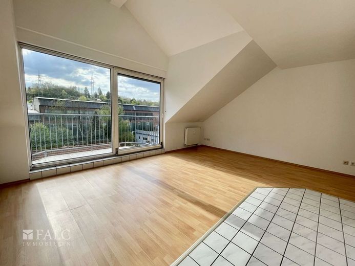 Attraktive 2 Zimmer Wohnung mit Parkplatz und Balkon – Wohnzimmer