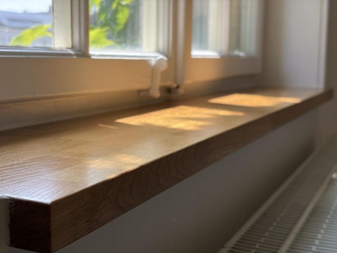 Esclusivo appartamento d’epoca di 146 m² completamente ristrutturato in posizione privilegiata a Göppingen–elegante, moderno, unico – Eichenholz Fenstersims