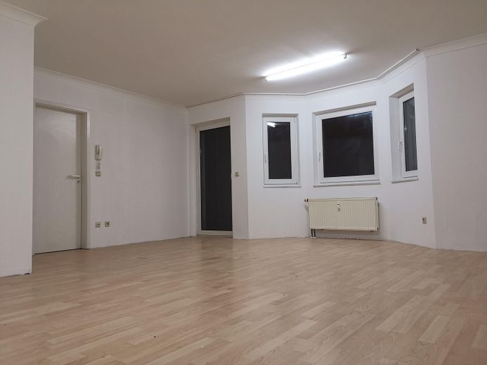 Helle 86 m² 3 Zimmer Wohnung mit Balkon & Keller in Hachenburg Krankenhaus – Wohnzimmer