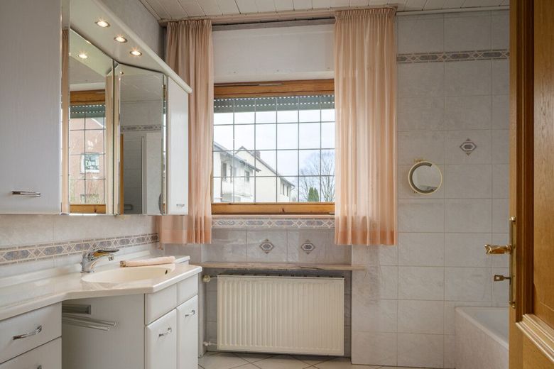 Platz für Familie, Ideen und neue Lebensabschnitte – Badezimmer 1