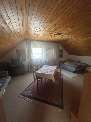 Raum für Familie – Charmantes Einfamilienhaus mit Terrasse und Vollkeller – Wohnen OG