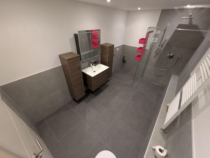Sofort bezugsfrei: 102m²-Wohnung (3,5 Zimmer) mit Garten, 4 Stellplätze (Doppelgarage inkl. Grube) – Bad