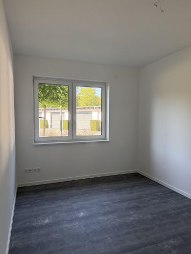 Moderne 4-Zimmer-EG-Wohnung mit überdachter Terrasse, Aufzug & Wärmepumpe – Foto 6