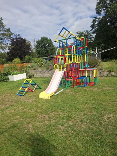 Modernisiertes Einfamilienhaus mit Wärmepumpe, großer PV-Anlage und großzügigem Grundstück – Garten Spielbereich