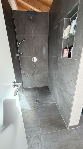 Maison de caractère personnalisée : maison jumelée claire et haut de gamme à Bittenfeld, KfW 55 – Bad