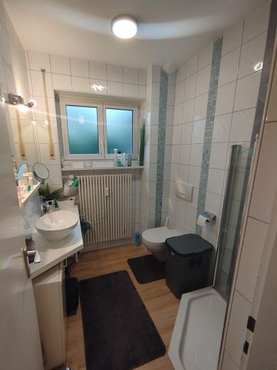 Badezimmer mit Fenster
