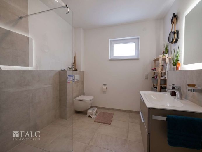 Modern, neuwertig, viel Licht - Ihr Zuhause in Wolfenbüttel! – Badezimmer