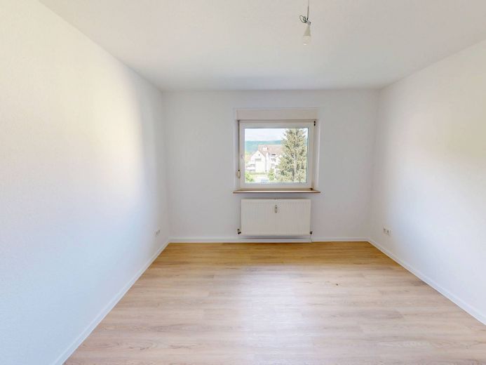 Uw vakantiegeld – 2 netto koude huren cadeau! Groot 3-kamerappartement met BALKON en op loopafstand van de Main-oever – Schlafzimmer II