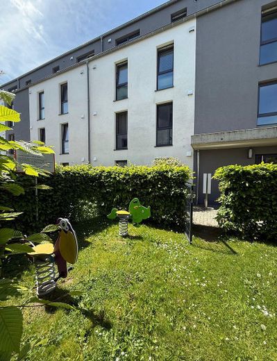 Modern wohnen oder clever investieren – freie Eigentumswohnung in 52146 ; BJ 2025 ; Bezugsfrei – Spielplatz 2 Innenhof