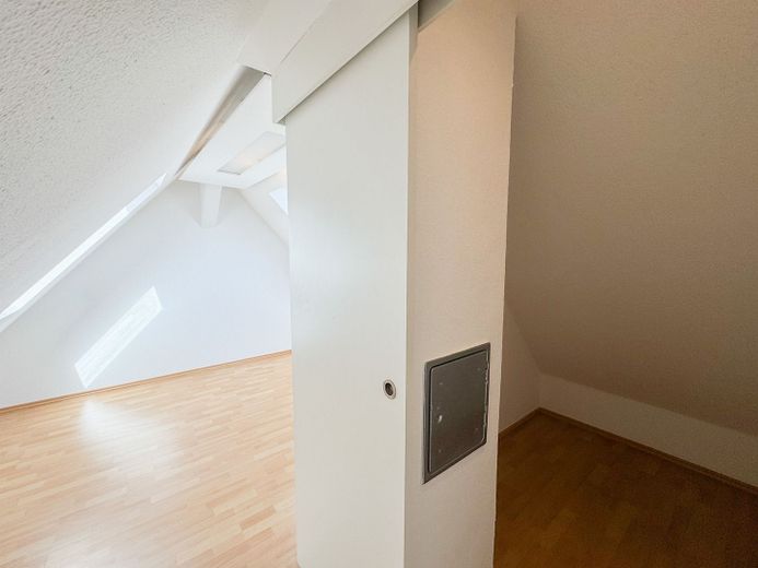 Helle und großzügige 3,5-Zimmer Maisonettewohnung mit EBK und Balkon! – Ebene 2 - Zimmer  Abstellk