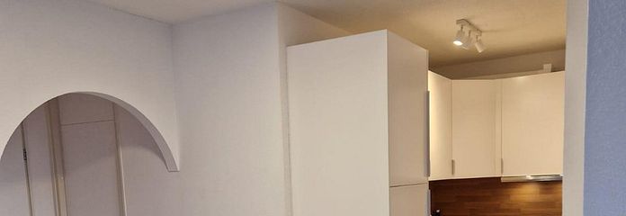 Hämelerwald'ın merkezinde büyük balkonlu aydınlık 2 odalı daire – Wohnbereich / Küche 