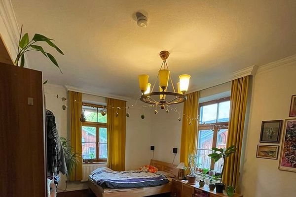 Affascinante appartamento di 3 locali con vista sulle montagne, balcone e posto auto