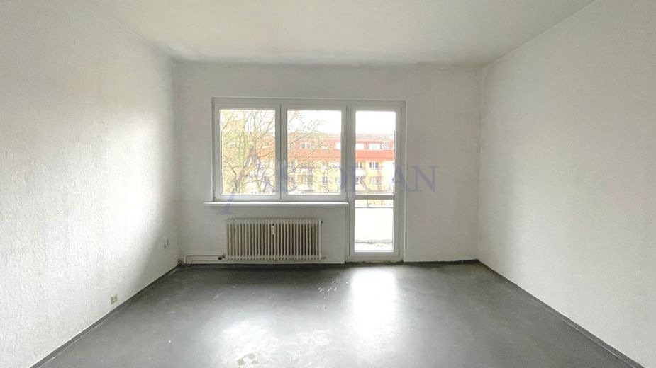 Renovierungsbedürftige 2-Zimmer-Wohnung mit Balkon im Herzen Nordberlins – Zimmer 1