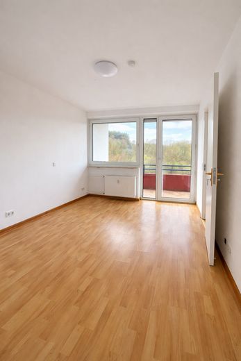 Großzügige 3-Zimmer-Wohnung mit Balkon und 2 Bädern – Warmmiete inkl. Strom & Heizkosten – Zimmer 1