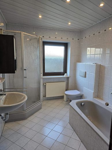 Zweifamilienhaus mit Ferienhaus und zus. Grundstück, neue Wärmepumpe und PV-Anlage - Provisionsfrei – EG Bad