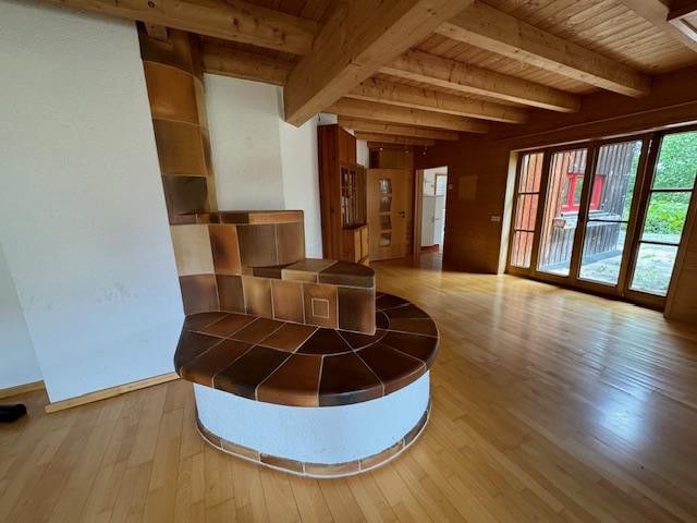 casa residenziale di alta qualità nel comune di Illmensee! - ascensore!! - 3 aree abitative!!! – Wohnbereich mit Kachelofen