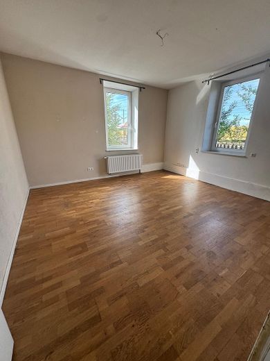 9-room two-family house on a 1080 m² plot, directly beside the railway tracks, 15 minutes by train to Munich – Zimmer EG