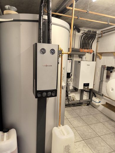 Casa a schiera di testa con camino e moderno impianto di riscaldamento ibrido a gas a Berlino-Rudow – Gasheizung mit Solarthermie