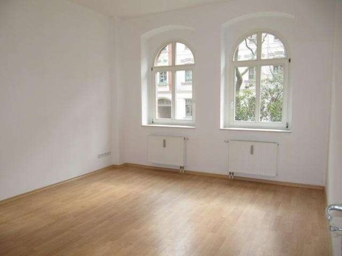 **Mieter ab 1.8. gesucht !!!! Laminat+ großer Balkon** – Foto 1