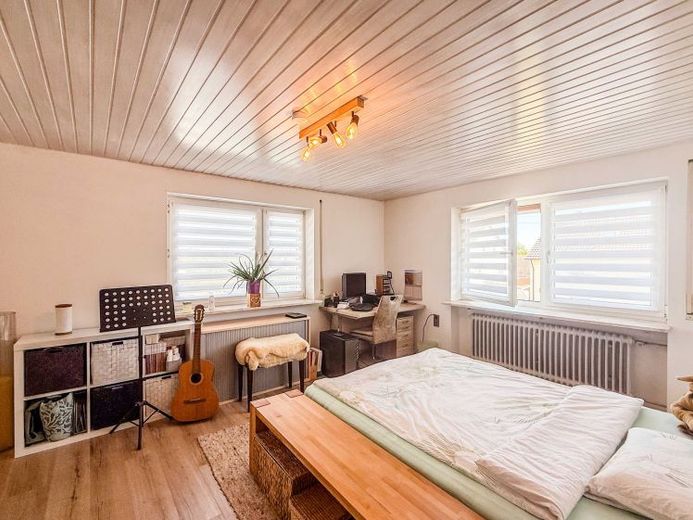 Freistehendes Einfamilienhaus mit großem Garten und vielseitigen Nutzungsmöglichkeiten – Photo 1