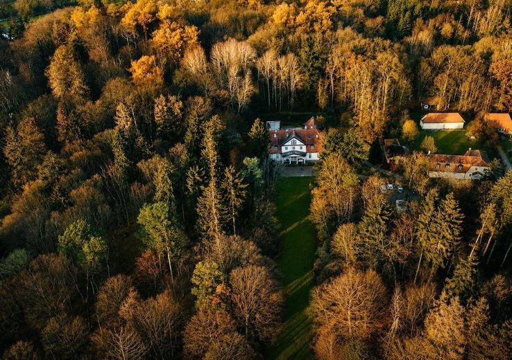 Seegut Blaue Blume – Herrenhaus, Wohnhaus & See in der Uckermark – Das Gelände von oben