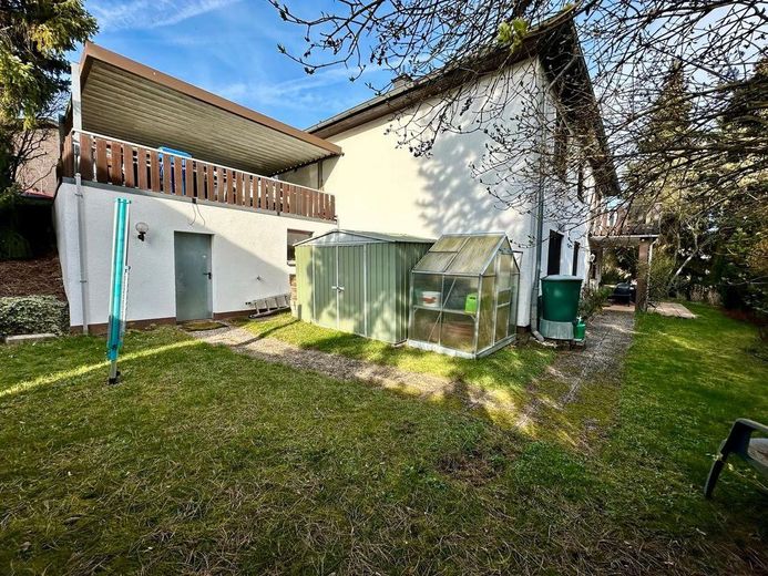 Zweifamilienhaus mit 2 sep. Wohneinheiten | Mögl. Anlageobjekt – Haus von Hinten 
