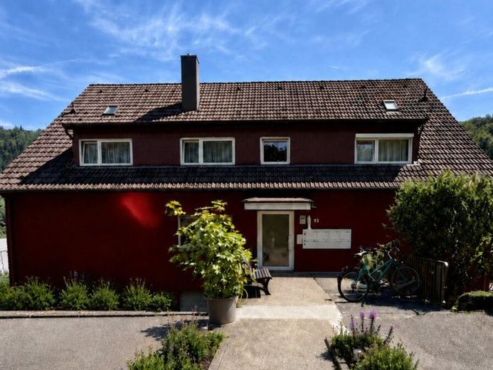 Wohnkomfort im Grünen – großzügige 3-Zimmer-Wohnung mit Balkon und Stellplatz in Bad Herrenalb – Foto 1