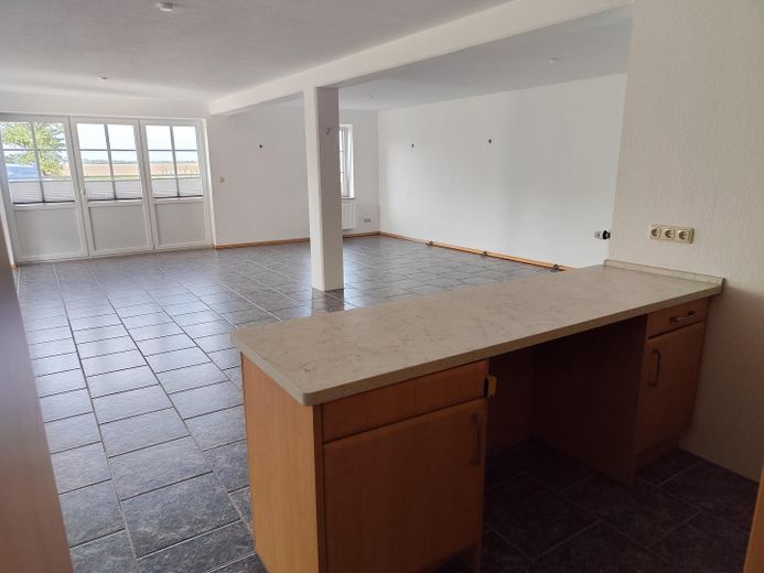 Locale luminoso con terrazza esposta a ovest, 85 mq, ad es. per ufficio, corsi, atelier, DISPONIBILE DA SUBITO! – Tresen (Kühlschrank) hinten