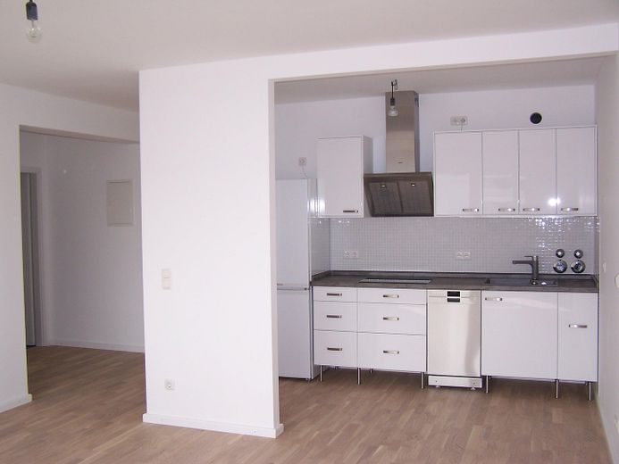 SCHWABING-WEST HELLE, MODERNISIERTE 2-ZIMMER-WOHNUNG MIT LOGGIA, SCHWIMMBAD UND GROSSER DACHTERRASSE – Blick zum Küchenbereich