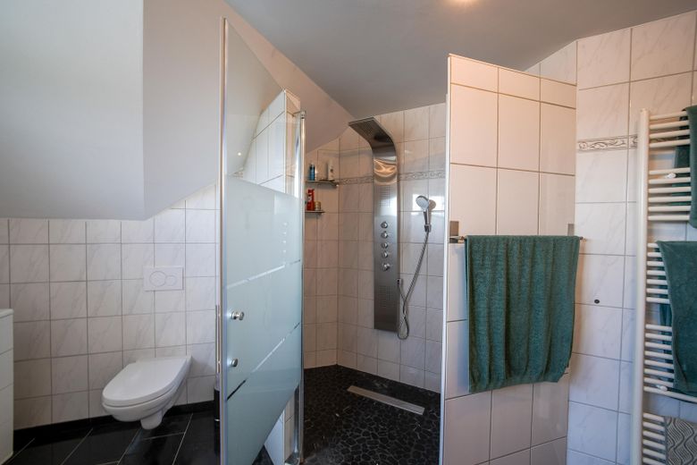 Außergewöhnliche 2-Zimmer-Dachgeschosswohnung mit Kamin, Vollbad, Balkon & ausgebautem Dachboden – Badezimmer_Bild2