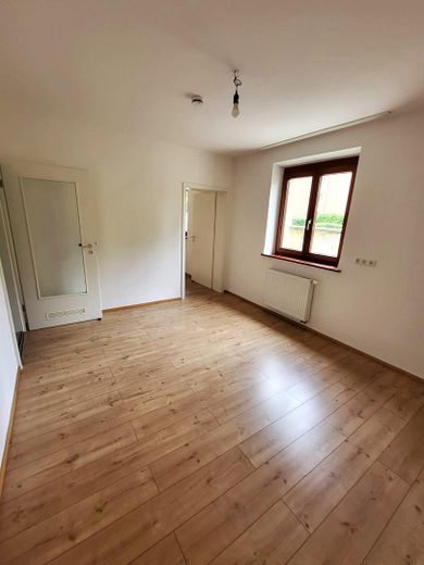 Renovierte 2-Zimmer-Wohnung in Augsburg-Lechhausen – WZ zum Schlafzimmer