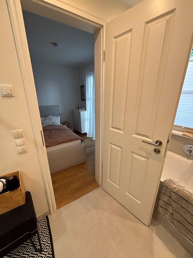 Exklusive 4-Zimmer-Wohnung in München-Obermenzing – Blick Bad zu Schlafzimmer