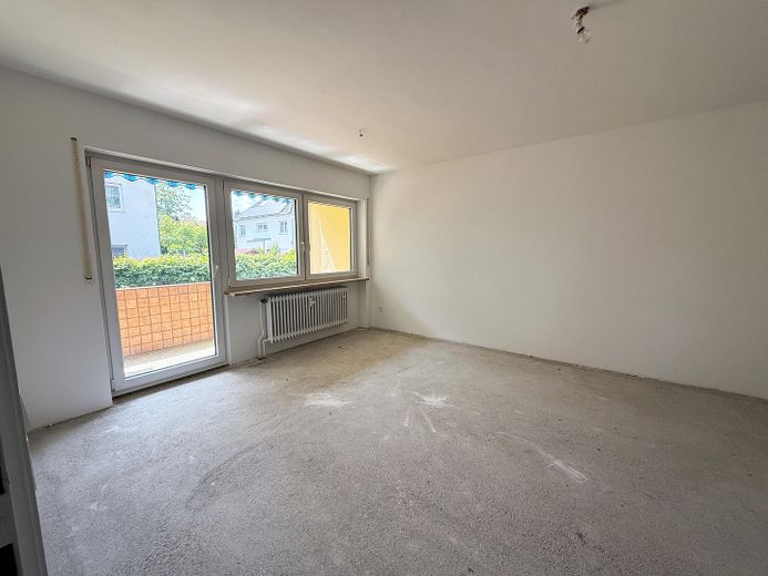 Wohnzimmer mit Balkon