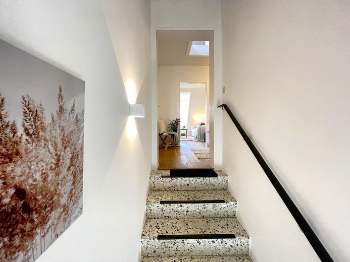 Fertigstellung 2026: Kernsanierung, hell, Top-Schnitt, Hamburger Speckgürtel & im Grünen! – Treppe zur Wohnung