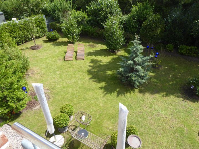 VON PRIVAT - STIL & CHARME! - Photovoltaik, Raumwunder, Garten, Gartenhaus... – BLICK in den grossen Garten