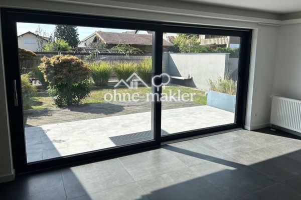 Moderna y luminosa vivienda pareada de planta abierta con jardín