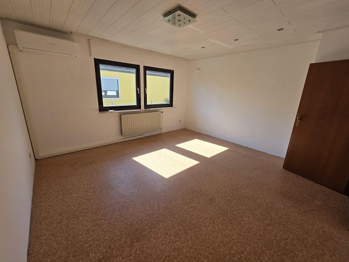 Einfamilienhaus mit kernsanierter Einliegerwohnung, Pool und Garage in Lustadt – Hauptwohnung Schlafzimmer