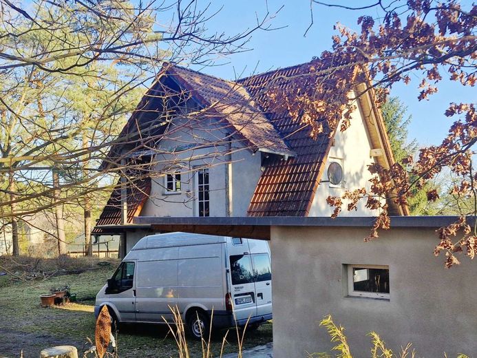 Wohnen im eigenen 1,8‑Hektar‑Wald – Hausansicht mit Erker und Garage