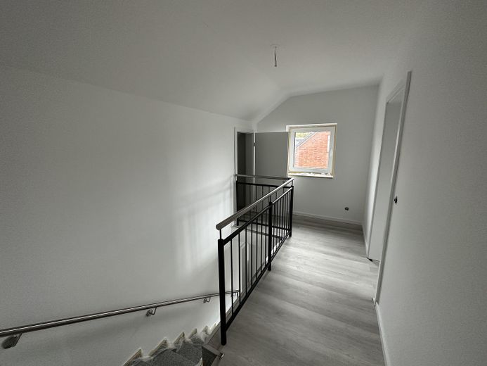 Premium 3-Zimmer-Maisonette-Wohnung mit offener Wohn-Ess-Küche, Dachterrasse & Fußbodenheizung – DG Flur