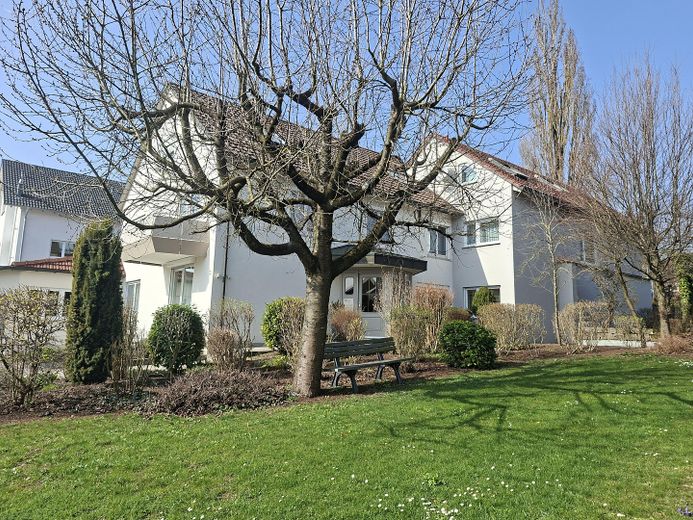 Sehr gepflegtes 4-Familien-Wohnhaus mit großem Gartengrundstück in Top Wohnlage von CR – Außenansicht